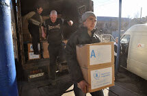 aid_workers_in_Debaltseve