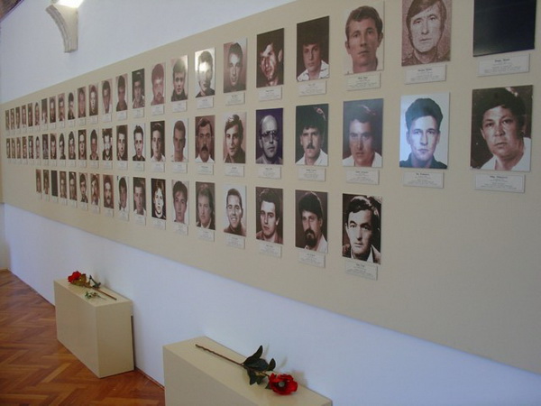 Srebrenica-Potocari-Memorial-Center-Cemetery_resize