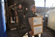 aid_workers_in_Debaltseve